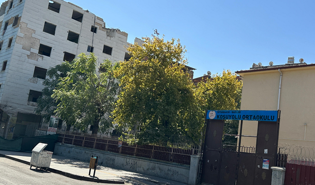 Diyarbakır'da öğrenciler tehlikede: Okulun yanı başında yıkım!