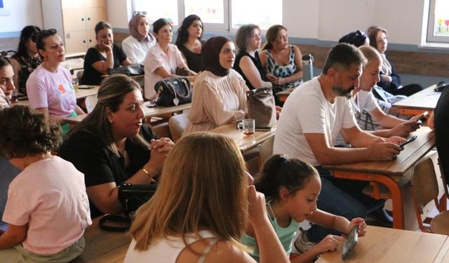 Diyarbakır’da okullar açıldı: Veliler de derse girdi