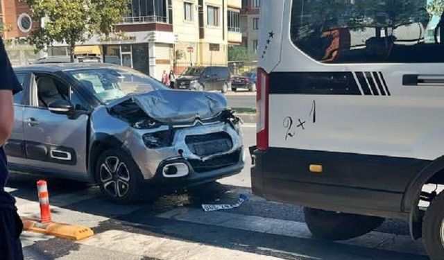 Diyarbakır’da otomobil transite çarptı: Sürücü yaralandı