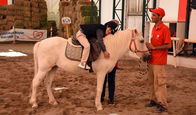 Diyarbakır’da özel çocuklara atla terapi