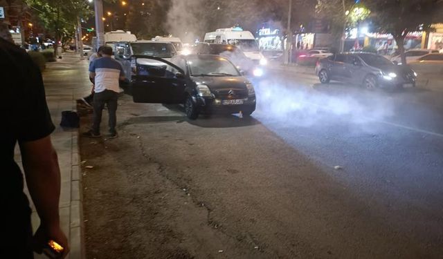 Diyarbakır'da trafikte seyir halindeki araçta duman paniği