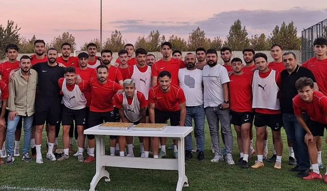 Diyarbekirspor taraftarından takımlarına ‘tatlı’ ziyaret