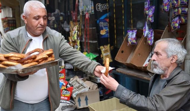 Diyarbakır’da azmin zaferi: 20 yıl simit sattı, 49 yaşında atandı