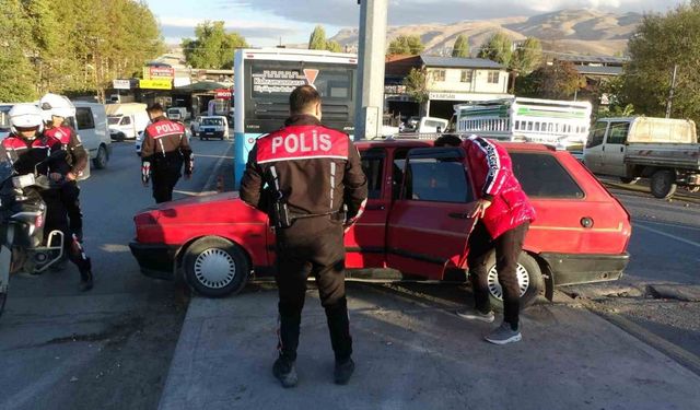 Polisin "dur" ihtarına uymadı, kaçarken kaza yaptı!