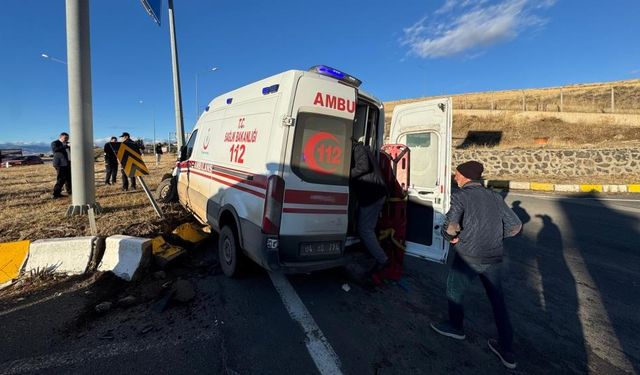 Ağrı’da ambulans kamyonetle çarpıştı: Ağır yaralılar var