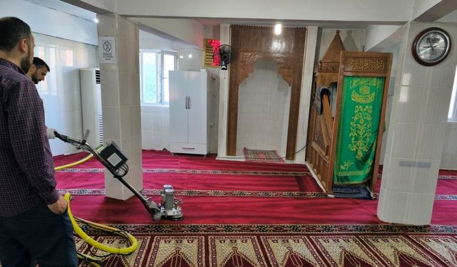 Diyarbakır’da belediye camileri temizledi