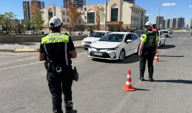 Kimlik isteyen polise sosyal medyasını açtı: Ceza aldı