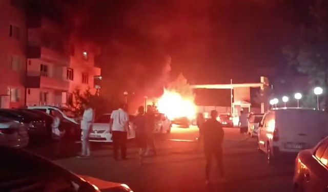 Diyarbakır’da park halindeki araç alev topuna döndü!
