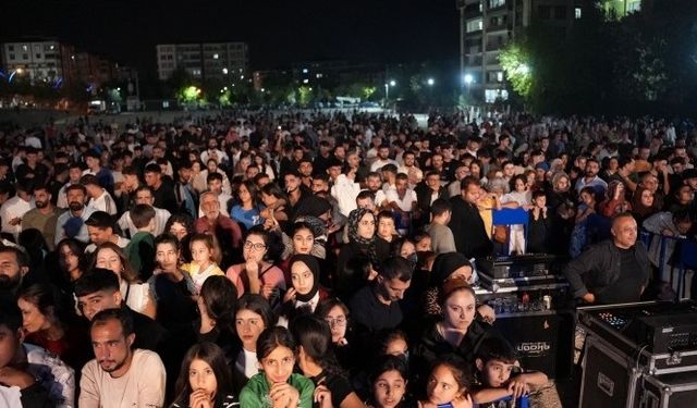Diyarbakır’da ücretsiz konser: Binlerce kişi katıldı!