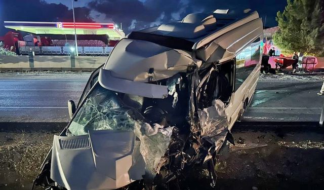 Diyarbakır’da yolcu minibüsü kaza yaptı: Yaralı var!