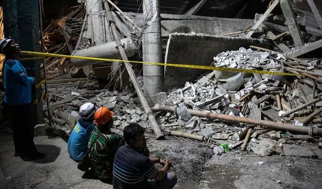 Endonezya'da okul binası çöktü: 54 ölü, 18 kayıp