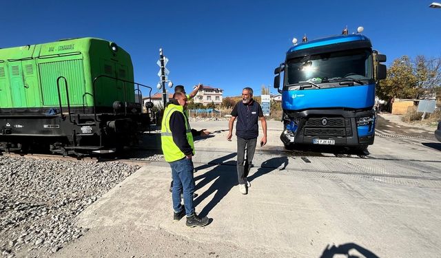 Malatya’da tren kazası yaşandı: TIR’a çarptı!