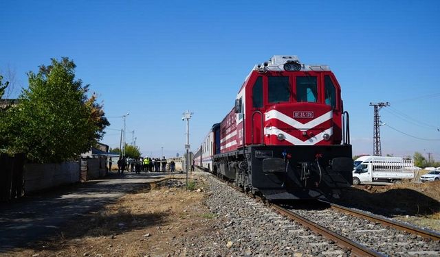 Diyarbakır'da otomobil trene çarptı: Yaralı var!