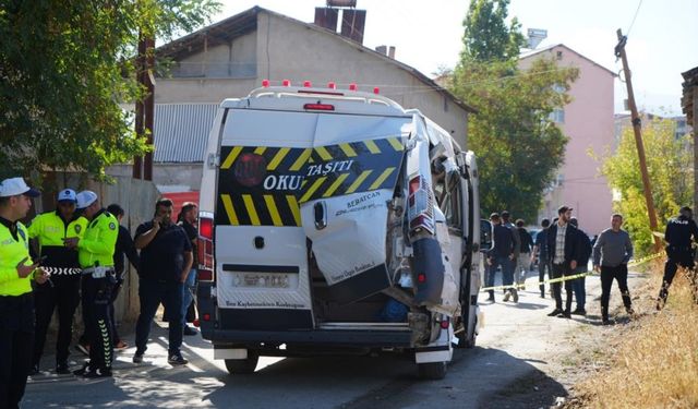 Muş’ta yolcu tren öğrenci servisine çarptı: çok sayıda yaralı var