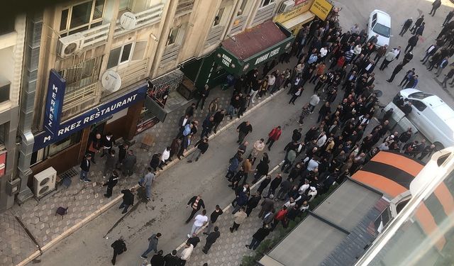 Sokak ortasında film gibi kavga! Masalar mermi gibi fırlatıldı