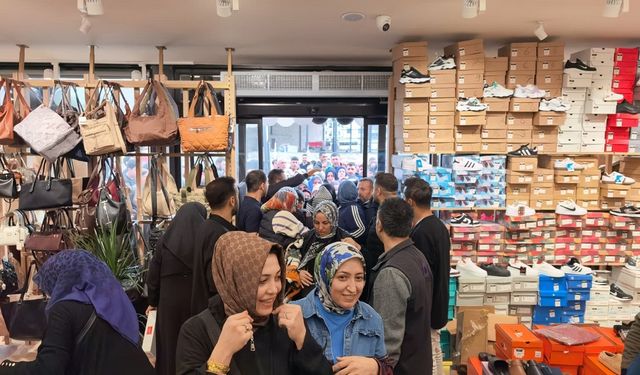 10 TL’ye çanta, ayakkabı, kıyafet sattı: Duyan oraya koştu!