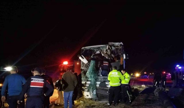 Minibüs yolcu otobüsüyle çarpıştı: Yaralılar var