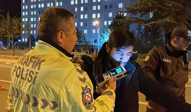 Alkollü sürücü kaza yaptı: Polise, “Çirkin çıkmışım” dedi!