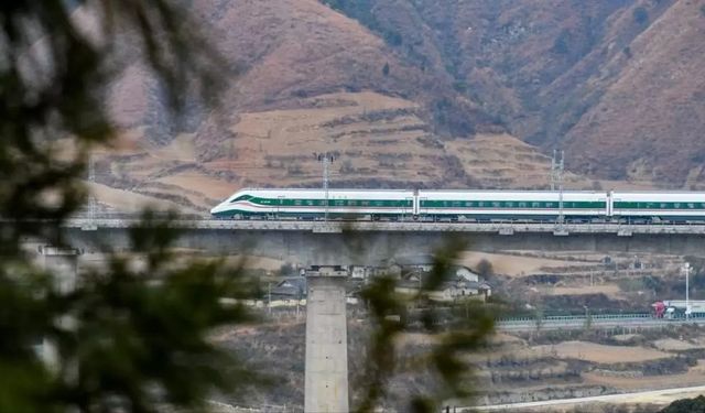 Tren işçilere çarptı: Çok sayıda ölü var!