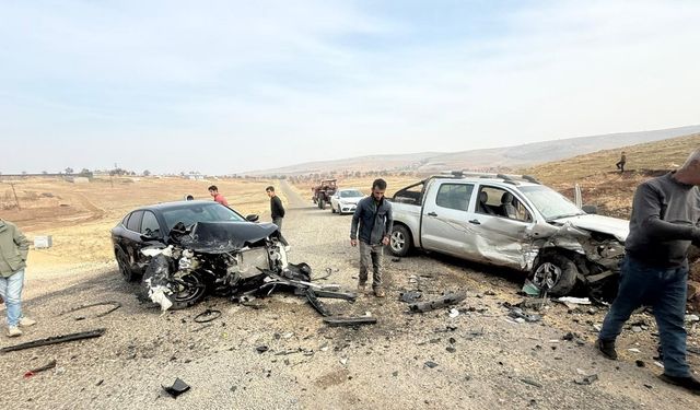 Diyarbakır'da kaza yapan araçlar hurdaya döndü! Yaralılar var