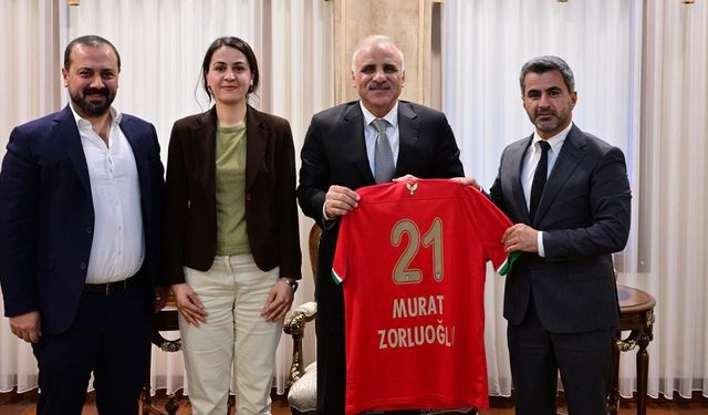 Diyarbakır Valisine 21 numaralı Amedspor forması!