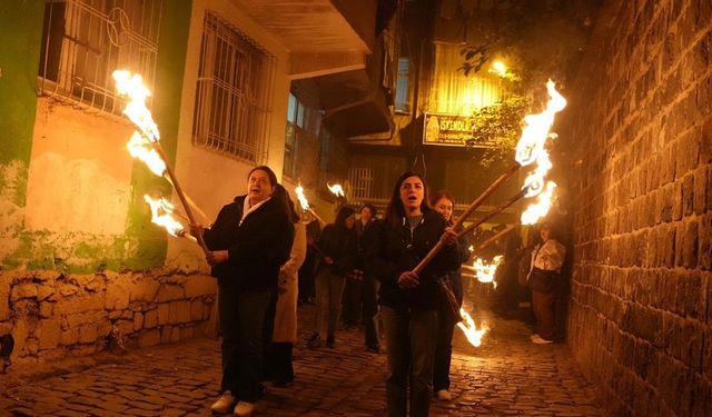 Diyarbakır'da kadınlardan meşaleli yürüyüş