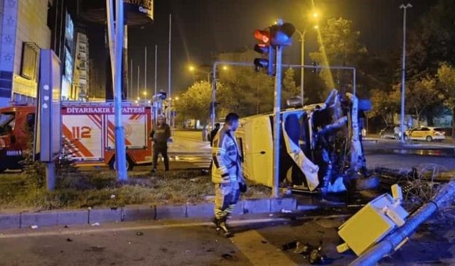 Diyarbakır'da minibüs kavşakta devrildi: Çok sayıda yaralı var!