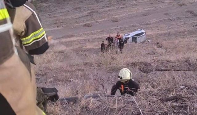 Diyarbakır’da otomobil şarampole yuvarlandı!