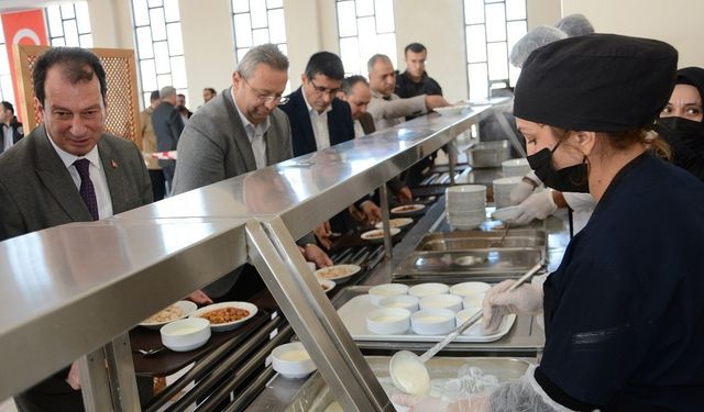 Diyarbakır’da rektör sıraya girdi: Öğrencilerle yemek yedi