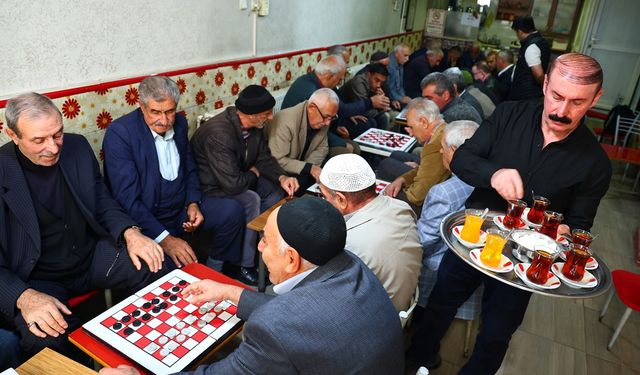 Elazığ’daki çay ocağı ilgi odağı oldu: Diyarbakırlılar da gidiyor!