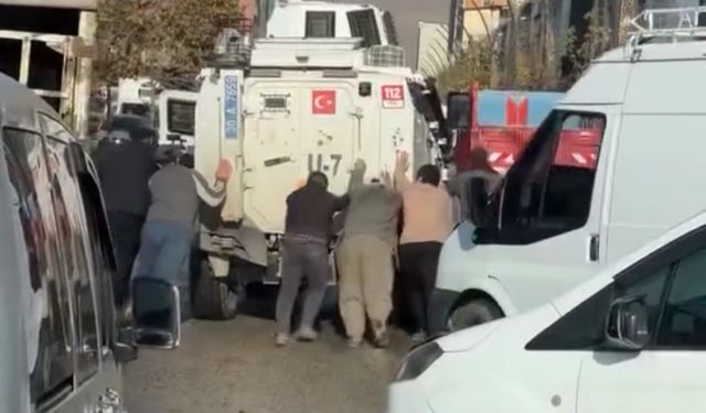 Hakkari'deki görüntü gündem oldu: Zırhlıyı böyle ittiler!