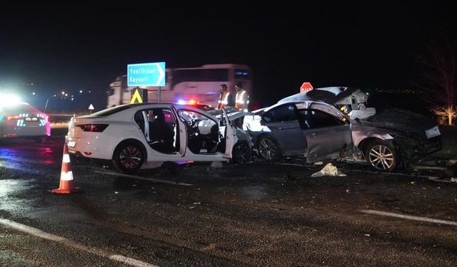 İki otomobil çarpıştı: Aynı aileden 3 ölü, 6 yaralı