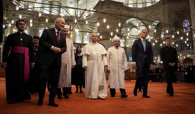 İlk durağı Sultanahmet Camii oldu: Ayakkabı detayı takdir topladı