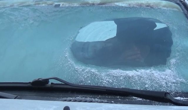 Kars eksi 13'ü gördü: Araç camları buz tuttu