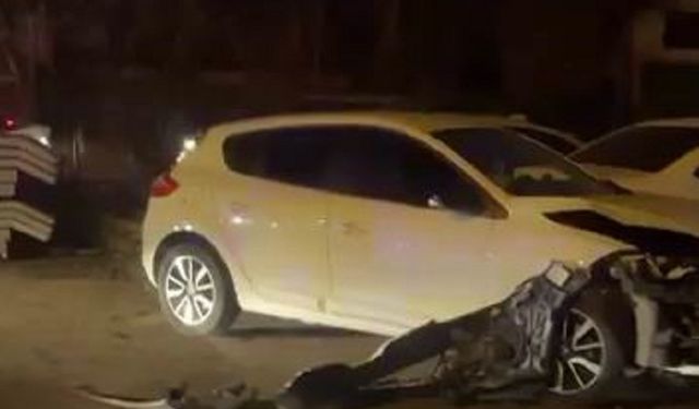 Diyarbakır'da ehliyetsiz sürücü, park halindeki iki araca çarptı.