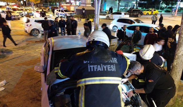 Diyarbakır'da otomobil iş yerine daldı: Yaralılar var!