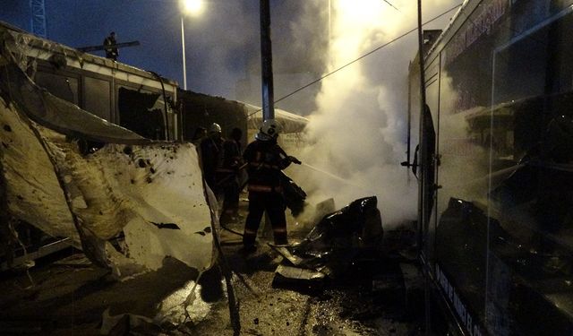 Malatya’da konteyner çarşıda gece saatlerinde yangın çıktı!