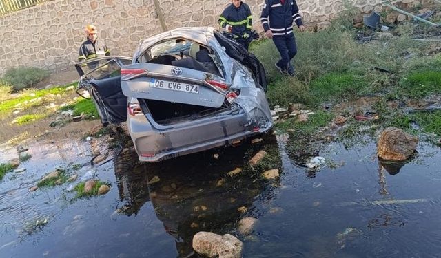 Otomobil dere yatağına devrildi: 1 ölü, 2 yaralı