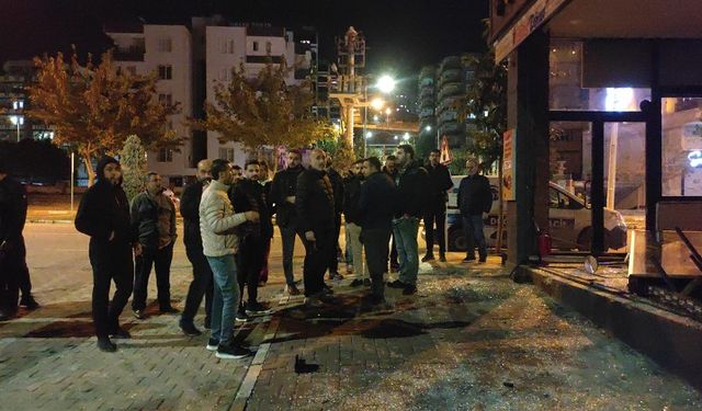 Şanlıurfa’da bir otomobil yeni açılan dönerci dükkanına daldı!