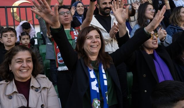 Serra Bucak, Amedspor–Trabzonspor maçını taraftarla izledi