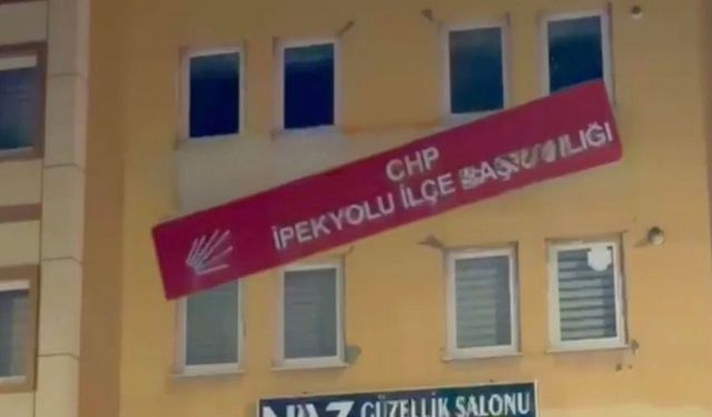 Van'da CHP binasına saldırı: Partinin tabelasını kırdılar