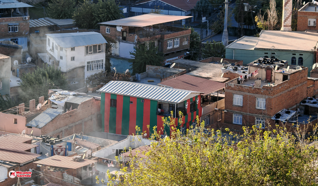 Amedspor aşkı sokağa sığmadı: Evini yeşil-kırmızıya boyadı!