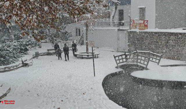 Anzele’de şortlar gitti, montlar geldi: Çocuklar kar topu oynadı!