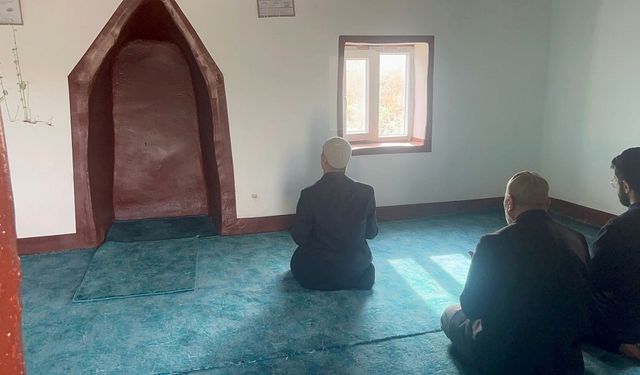 Diyarbakır’da kuru duvarın içinden filizlendi: Cemaat hayret etti!