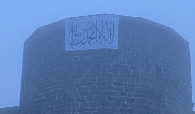 Diyarbakır Surlarına asıldı: Ne yazıldığı belli oldu