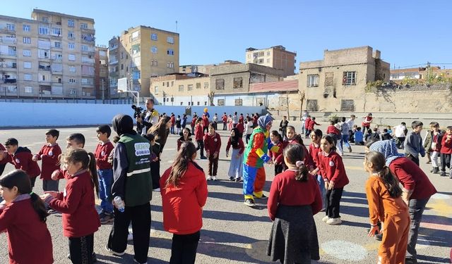 Diyarbakır'da 40 gönüllü genç, yüzlerce çocukla etkinlik gerçekleştirdi