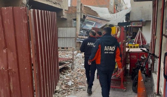 Diyarbakır’da binayı yıkarken altında kaldı: Ağır yaralı var!