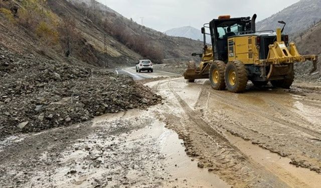 Diyarbakır’da heyelan: Karayolu trafiğe kapandı!