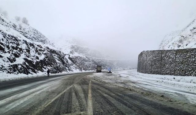 Diyarbakır yolunda kar etkili oldu: Valilikten kritik açıklama!