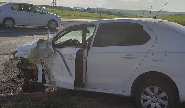 Diyarbakır'da otomobil ile minibüs çarpıştı: Çok sayıda yaralı var